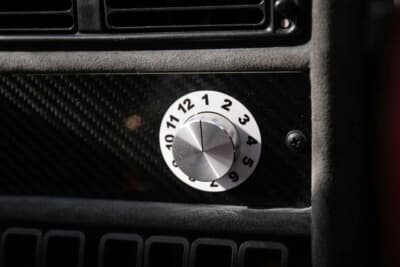 11万8500英ポンド（邦貨換算約2280万円）で現在も販売中のフォード「RS200トリビュート」（C）Iconicauctioneers