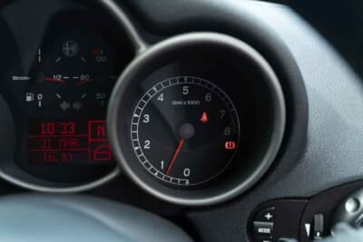 7000ポンド~1万ポンド(邦貨換算約135万円〜193万円)で現在も販売中のアルファ ロメオ「147GTA」(C)Bonhams