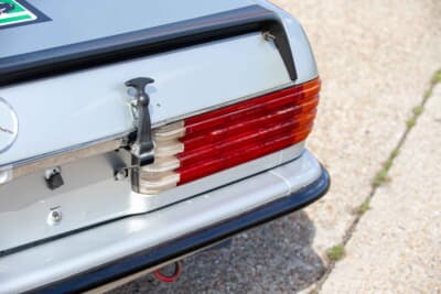 12万ポンド～20万ポンド（邦貨換算約2320万円〜約3870万円）で現在も販売中のメルセデス・ベンツ「450 SLC 5.0」（C）Bonhams