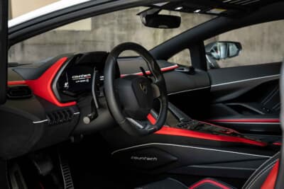 190万ドル～240万ドル（邦貨換算約2億7180万円～3億4335万円）で現在も販売中のランボルギーニ「カウンタックLPI800-4」（C）Bonhams
