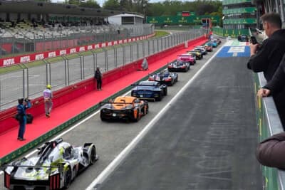 フリープラクティス時にはメディアセンターからピットロードを観ていましたが、圧巻の風景です