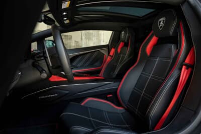 190万ドル～240万ドル（邦貨換算約2億7180万円～3億4335万円）で現在も販売中のランボルギーニ「カウンタックLPI800-4」（C）Bonhams