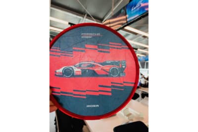 ポルシェでいただいた折り畳み式団扇。畳むのにコツがいりますが、蒸し暑いメディアセンターでは大活躍でありがたいです