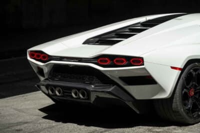 190万ドル～240万ドル（邦貨換算約2億7180万円～3億4335万円）で現在も販売中のランボルギーニ「カウンタックLPI800-4」（C）Bonhams