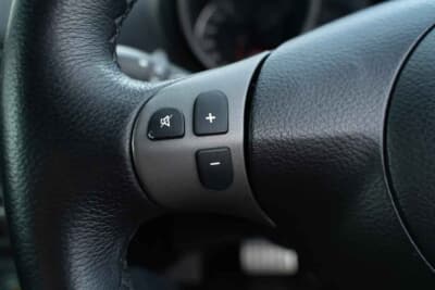 7000ポンド~1万ポンド(邦貨換算約135万円〜193万円)で現在も販売中のアルファ ロメオ「147GTA」(C)Bonhams