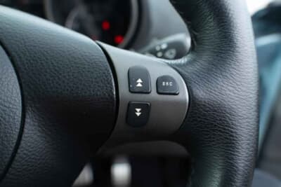 7000ポンド~1万ポンド(邦貨換算約135万円〜193万円)で現在も販売中のアルファ ロメオ「147GTA」(C)Bonhams