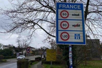 帰りの国境越え。住宅地にいきなり国境が出現しました。写真はフランスを示す標識