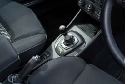 7000ポンド~1万ポンド(邦貨換算約135万円〜193万円)で現在も販売中のアルファ ロメオ「147GTA」(C)Bonhams