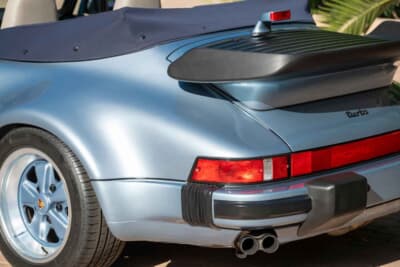 42万8500ドル（邦貨換算約6390万円）で落札されたポルシェ「911ターボ  フラットノーズ カブリオレ」（C）Courtesy of RM Sotheby's