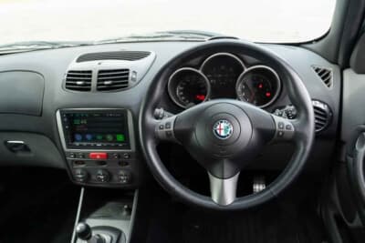 7000ポンド~1万ポンド(邦貨換算約135万円〜193万円)で現在も販売中のアルファ ロメオ「147GTA」(C)Bonhams