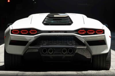 190万ドル～240万ドル（邦貨換算約2億7180万円～3億4335万円）で現在も販売中のランボルギーニ「カウンタックLPI800-4」（C）Bonhams