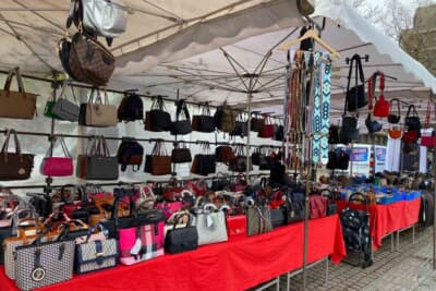 市場ではバッグ屋さんも数軒見かけました