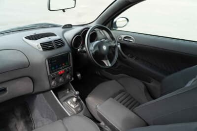 7000ポンド~1万ポンド(邦貨換算約135万円〜193万円)で現在も販売中のアルファ ロメオ「147GTA」(C)Bonhams