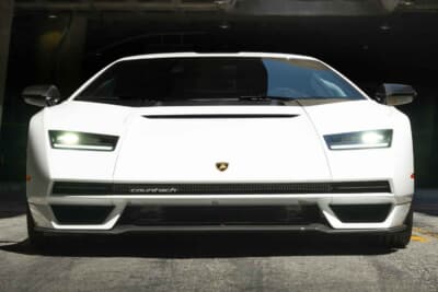 190万ドル～240万ドル（邦貨換算約2億7180万円～3億4335万円）で現在も販売中のランボルギーニ「カウンタックLPI800-4」（C）Bonhams