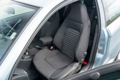 7000ポンド~1万ポンド(邦貨換算約135万円〜193万円)で現在も販売中のアルファ ロメオ「147GTA」(C)Bonhams