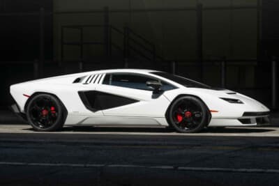 190万ドル～240万ドル（邦貨換算約2億7180万円～3億4335万円）で現在も販売中のランボルギーニ「カウンタックLPI800-4」（C）Bonhams