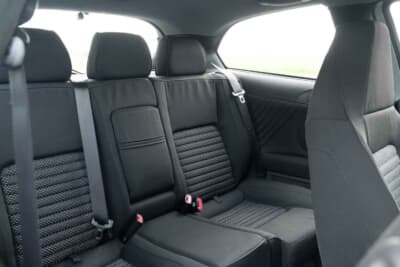 7000ポンド~1万ポンド(邦貨換算約135万円〜193万円)で現在も販売中のアルファ ロメオ「147GTA」(C)Bonhams