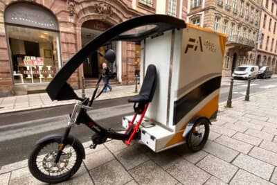 大きなトラックやバンが入りにくい旧市街の細い道でも楽々な宅配便の電動アシスト付き自転車