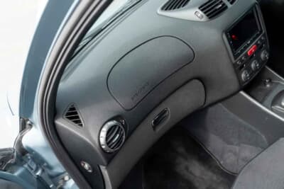 7000ポンド~1万ポンド(邦貨換算約135万円〜193万円)で現在も販売中のアルファ ロメオ「147GTA」(C)Bonhams