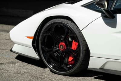 190万ドル～240万ドル（邦貨換算約2億7180万円～3億4335万円）で現在も販売中のランボルギーニ「カウンタックLPI800-4」（C）Bonhams