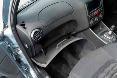 7000ポンド~1万ポンド(邦貨換算約135万円〜193万円)で現在も販売中のアルファ ロメオ「147GTA」(C)Bonhams