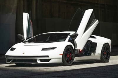 190万ドル～240万ドル（邦貨換算約2億7180万円～3億4335万円）で現在も販売中のランボルギーニ「カウンタックLPI800-4」（C）Bonhams