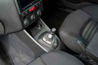 7000ポンド~1万ポンド(邦貨換算約135万円〜193万円)で現在も販売中のアルファ ロメオ「147GTA」(C)Bonhams