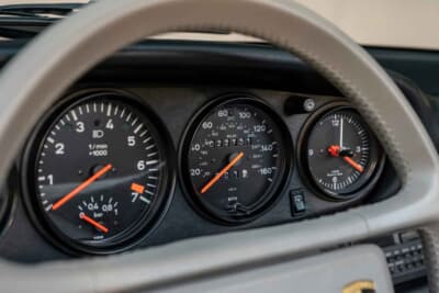42万8500ドル（邦貨換算約6390万円）で落札されたポルシェ「911ターボ  フラットノーズ カブリオレ」（C）Courtesy of RM Sotheby's