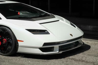 190万ドル～240万ドル（邦貨換算約2億7180万円～3億4335万円）で現在も販売中のランボルギーニ「カウンタックLPI800-4」（C）Bonhams