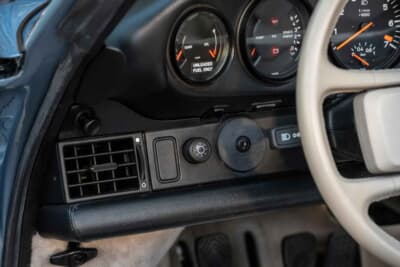 42万8500ドル（邦貨換算約6390万円）で落札されたポルシェ「911ターボ  フラットノーズ カブリオレ」（C）Courtesy of RM Sotheby's