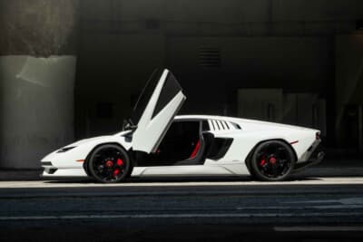 190万ドル～240万ドル（邦貨換算約2億7180万円～3億4335万円）で現在も販売中のランボルギーニ「カウンタックLPI800-4」（C）Bonhams