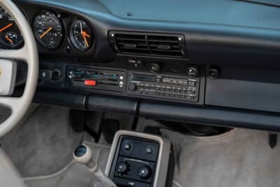 42万8500ドル（邦貨換算約6390万円）で落札されたポルシェ「911ターボ  フラットノーズ カブリオレ」（C）Courtesy of RM Sotheby's