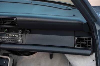 42万8500ドル（邦貨換算約6390万円）で落札されたポルシェ「911ターボ  フラットノーズ カブリオレ」（C）Courtesy of RM Sotheby's