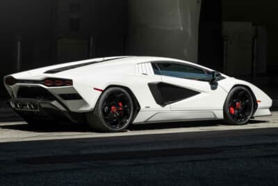 190万ドル～240万ドル（邦貨換算約2億7180万円～3億4335万円）で現在も販売中のランボルギーニ「カウンタックLPI800-4」（C）Bonhams