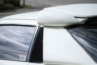 11万8500英ポンド（邦貨換算約2280万円）で現在も販売中のフォード「RS200トリビュート」（C）Iconicauctioneers