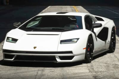 190万ドル～240万ドル（邦貨換算約2億7180万円～3億4335万円）で現在も販売中のランボルギーニ「カウンタックLPI800-4」（C）Bonhams