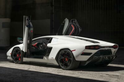 190万ドル～240万ドル（邦貨換算約2億7180万円～3億4335万円）で現在も販売中のランボルギーニ「カウンタックLPI800-4」（C）Bonhams