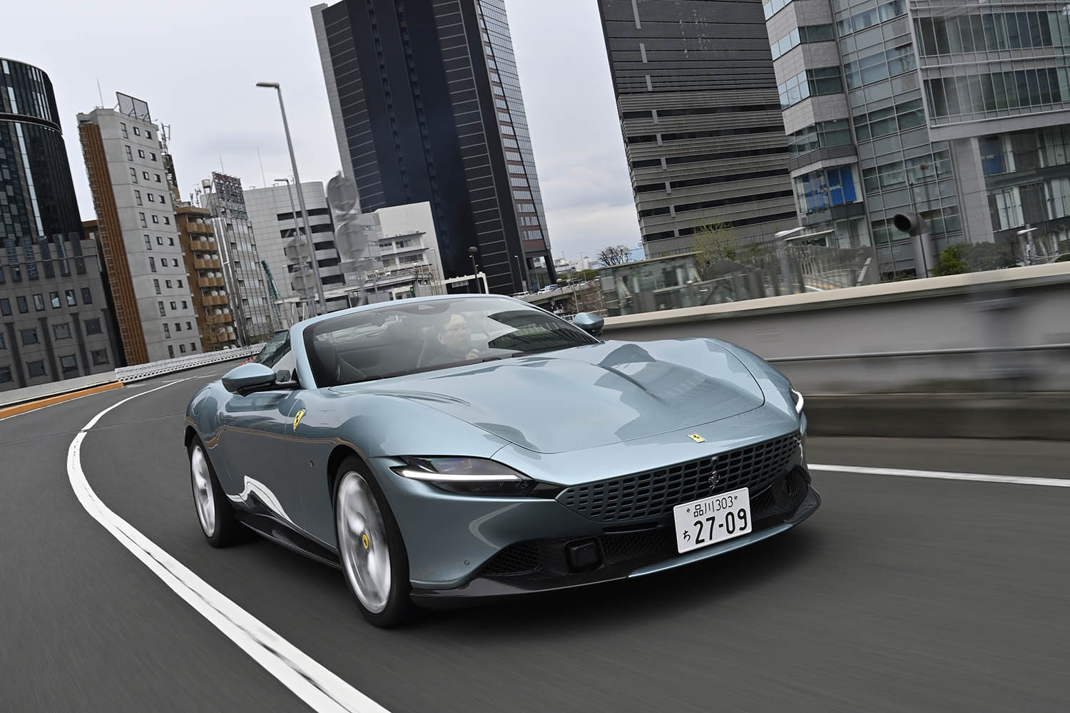 ローマ 詳細不明 ※11月19日まで フェラーリ新型「ローマ スパイダー」で廃止前の「東京高速道路」を