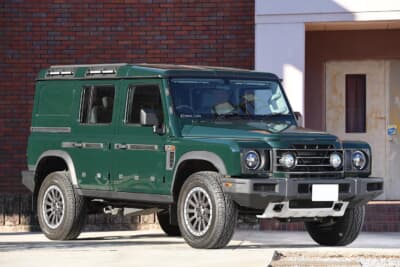 イネオス「グレナディア」：ボディカラーはソリッド6色、メタリック４色。フレームだけの色が３色から選べる。屋根の部分がボディ色以外に2色から選べ、フロントノーズ周りとリアの狭い方のドアに赤、オレンジのラッピングオプションもある。この車の色はソリッドのセラグリーン