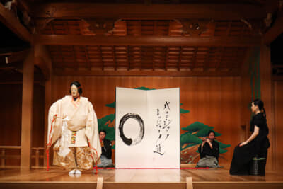 書家・中塚翠濤氏が創作したJapanロゴ「円相」にインスピレーションを受け、能楽師・辰巳滿次郎氏が特別創作能を披露