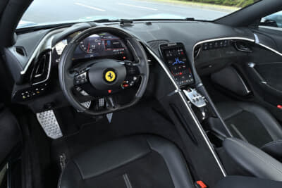 フェラーリ ローマスパイダー：ドライバーとパッセンジャー双方に別々の空間としたデュアルコクピット