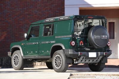 イネオス「グレナディア」：乗用タイプは基本的に5人乗りとなっており、リアのクォーター部分はガラス窓となるはずであるが、この車両はどういう訳か、2人乗りのコマーシャルカーにある窓埋めパネル仕様になっている