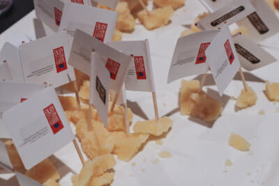 パルミジャーノ・レッジャーノ（24カ月熟成と36カ月熟成）を、イタリアのフランチャコルタや抹茶のモクテルなどと合わせてのテイスティング