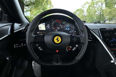 フェラーリ ローマスパイダー：ステアリングホイール上のHMIは、スポークにタッチコントロールを装備