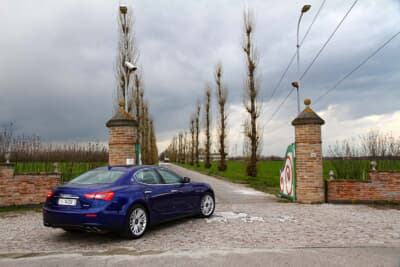 マセラティで訪れたパルミジャーノ・レッジャーノの生産地は広い牧草地が広がっていた（2014年のイタリア取材にて）