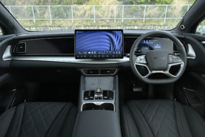 BYDシーライオン（SEALION）7：ブラックとシルバーを基調としたインテリアは、埋込式のメーターと相まって近未来感漂う空間を演出