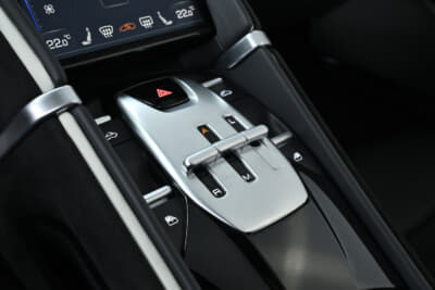 フェラーリ ローマスパイダー：往年のシフトゲートを想起させるシフトセレクターのデザイン