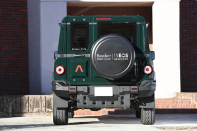 イネオス「グレナディア」：リアドアは３:７の割合で分割開閉することができる。リアのパーキングアシストセンサーは標準装備