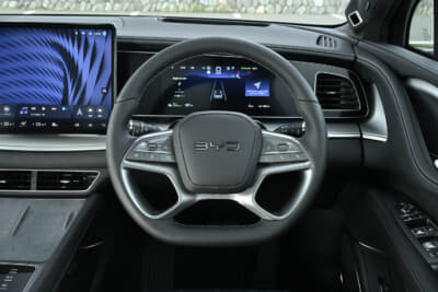 BYDシーライオン（SEALION）7：ブラックとシルバーを基調としたインテリアは、埋込式のメーターと相まって近未来感漂う空間を演出