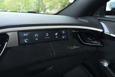 フェラーリ ローマスパイダー：パッセンジャー側のディスプレイは、FFで初採用されてから定番に